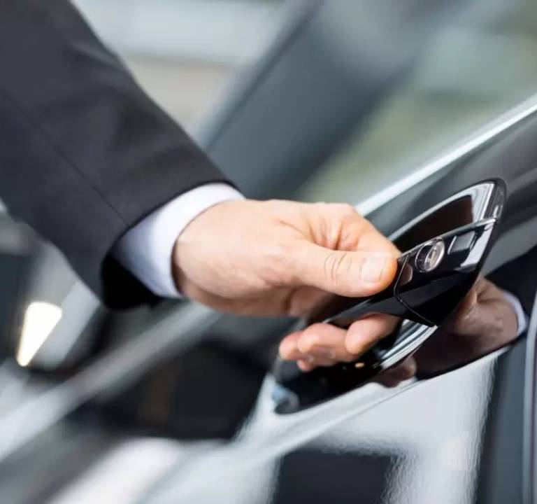 Guide to Hiring a Chauffeur in UAE