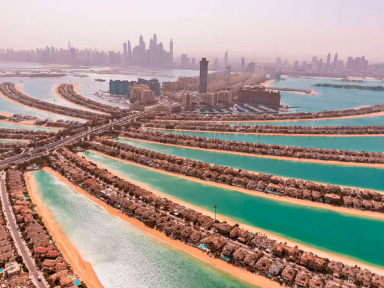 A Guide to Exploring Dubai’s Iconic Palm Jumeirah with safe driver