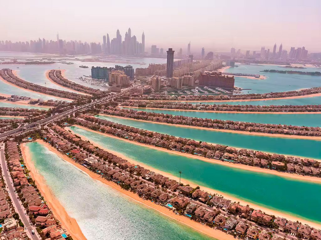 A Guide to Exploring Dubai’s Iconic Palm Jumeirah with safe driver